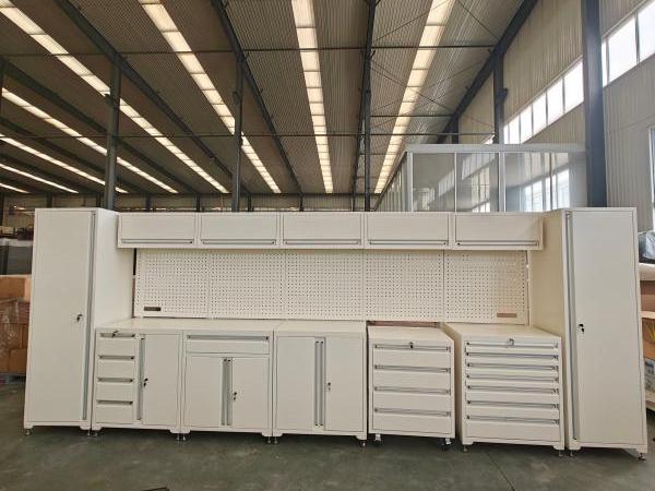 Witte zware garagekast