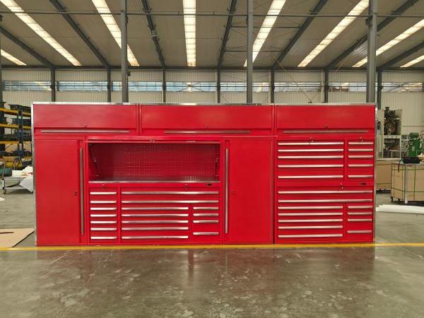 Rode gereedschap garagekast