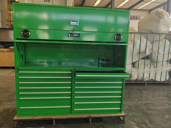 Groene gereedschapskast met luidsprekers