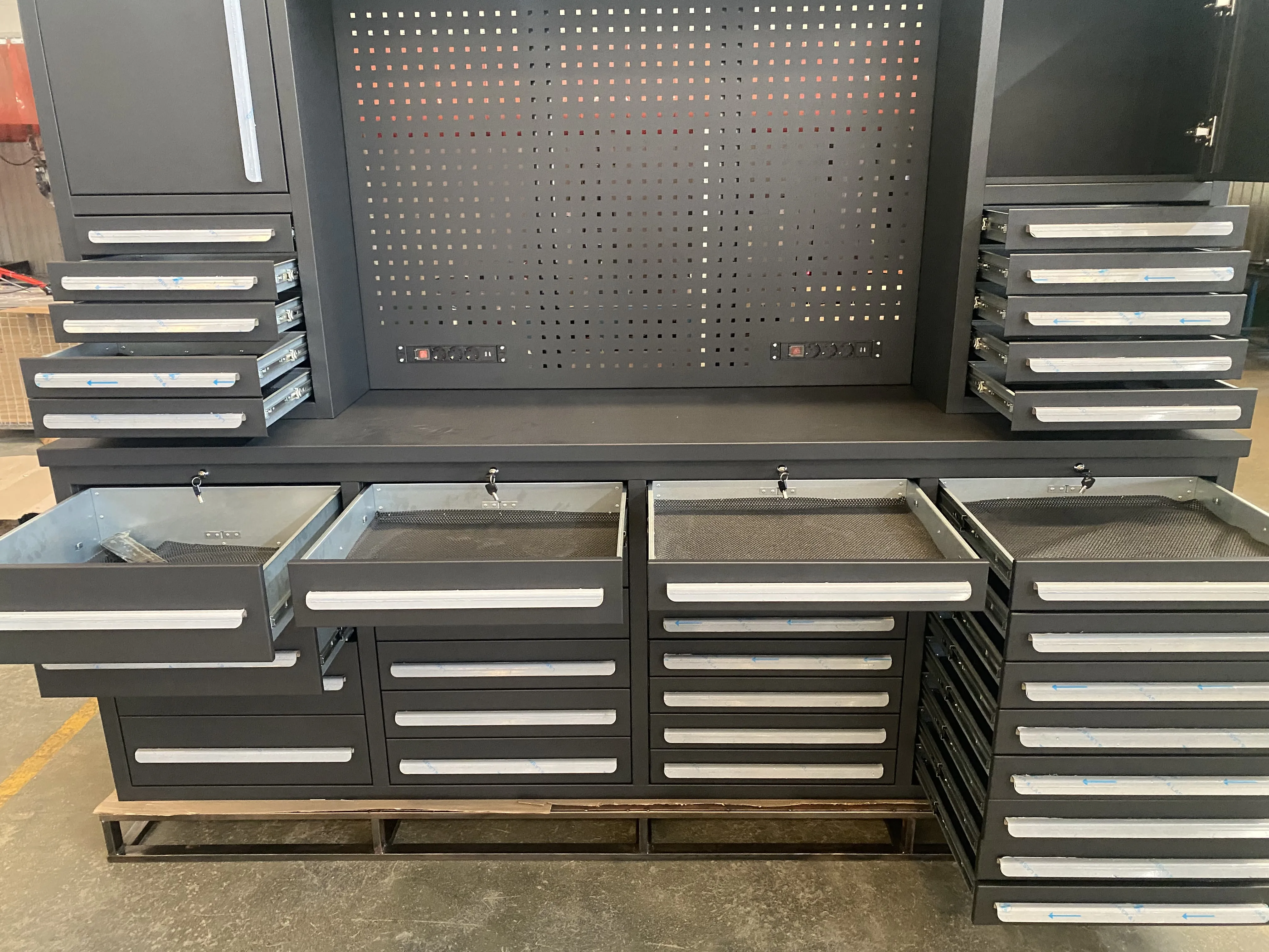 We gingen naar de fabriek om de kwaliteit van het gereedschapskabinet te inspecteren.