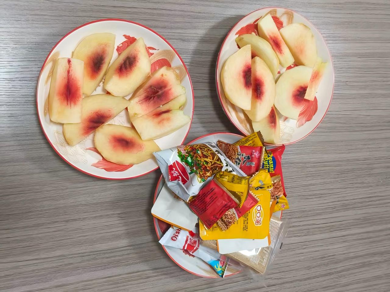 De traktatie van een nieuwe collega verwarmt harten bij CYJY