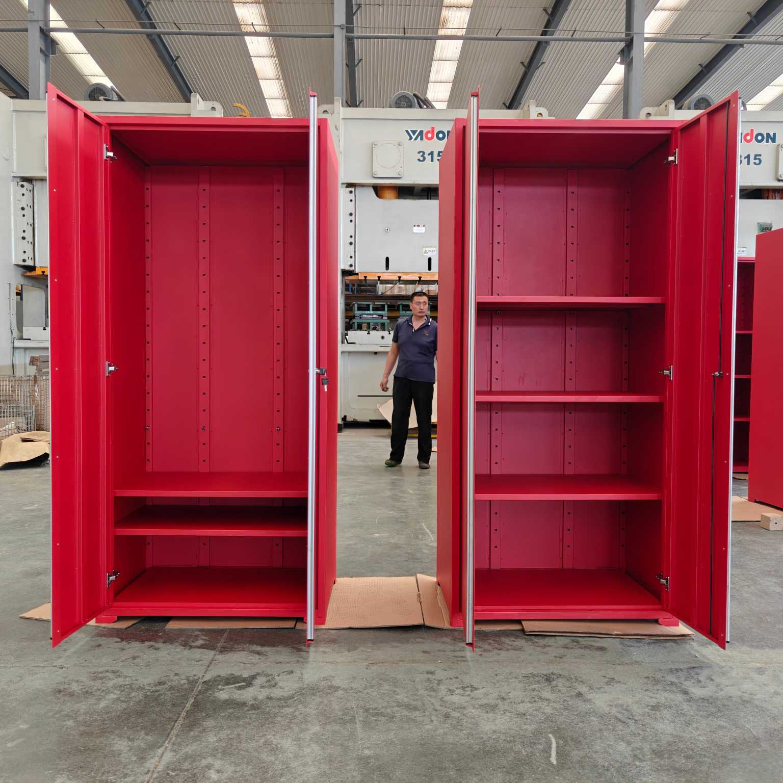 Rood gereedschap hoge kast